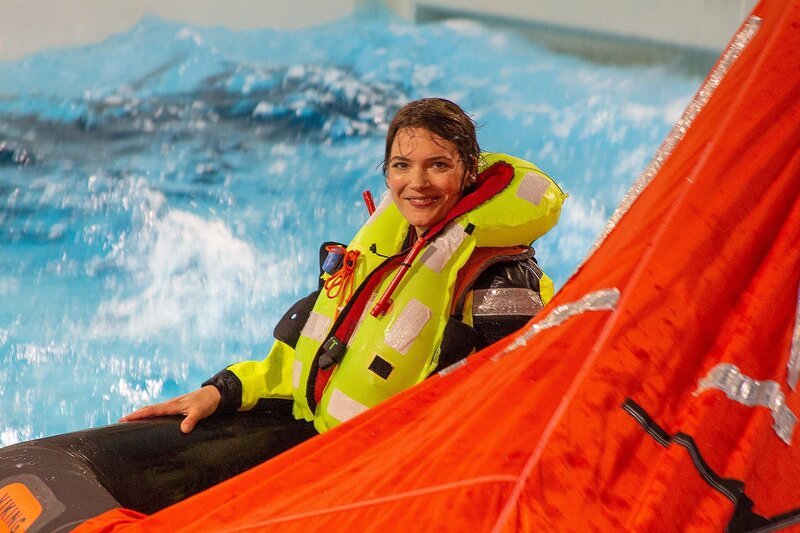 Training für den Ernstfall auf See: Moderatorin Lena Ganschow im Einsatz. – Bild: ZDF und Irene Burkert.