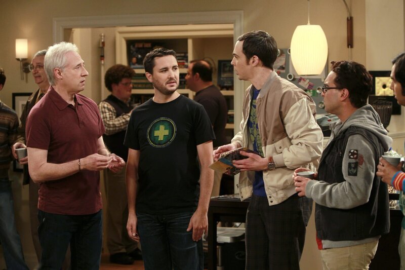 L-R: Brent Spiner (er selbst), Wil Wheaton (Wil Wheaton), Sheldon Cooper (Jim Parsons), Leonard Hofstadter (Johnny Galecki), Rajesh Koothrappali (Kunal Nayyar) – Bild: 2011 CBS Broadcasting, Inc. All Rights Reserved. /​ Monty Brinton Lizenzbild frei