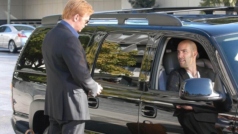Lt. Horatio Caine (David Caruso, l.) mit seinem alten Widersacher Clavo Cruz (Gonzalo Menendez), der bei seiner Flucht aus dem Gerichtsaal eine Geisel nimmt. – Bild: SUPER RTL