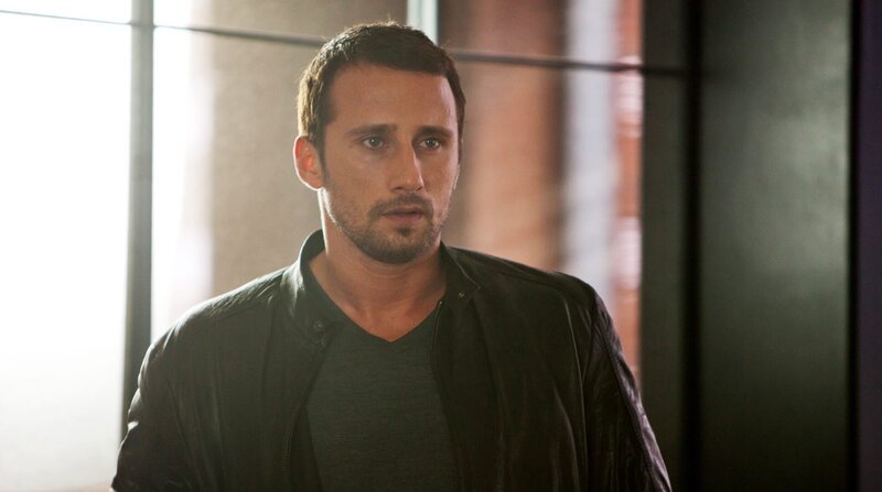 Der gewalttägige Philip (Matthias Schoenaerts) gerät als erster unter Verdacht, die Frau beim Sex getötet zu haben. – Bild: ZDF und ARD Degeto/​Square One.