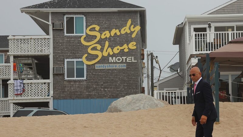 Host Anthony Melchiorri steht am Strand vor dem Sandy Shore Motel in Westerly, RI – Bild: The Travel Channel, L.L.C.