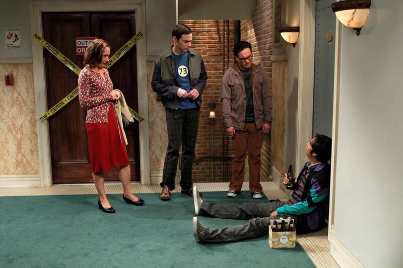 Sheldons Mutter Mary (Laurie Metcalf, l.) kommt zu Besuch und bringt das Leben der Freunde völlig durcheinander: Sheldon (Jim Parsons, 2.v.l.), Raj (Kunal Nayyar, r.) und Leonard (Johnny Galecki, 2.v.r.) … – Bild: Warner Bros. Television