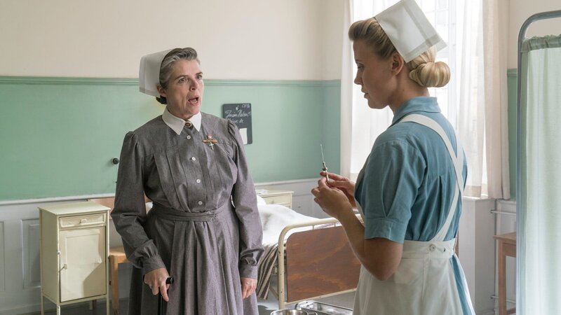 Søster Elisabeth (Lotte Andersen) und Lis Sommer (Anna Stokholm) – Bild: AXN White