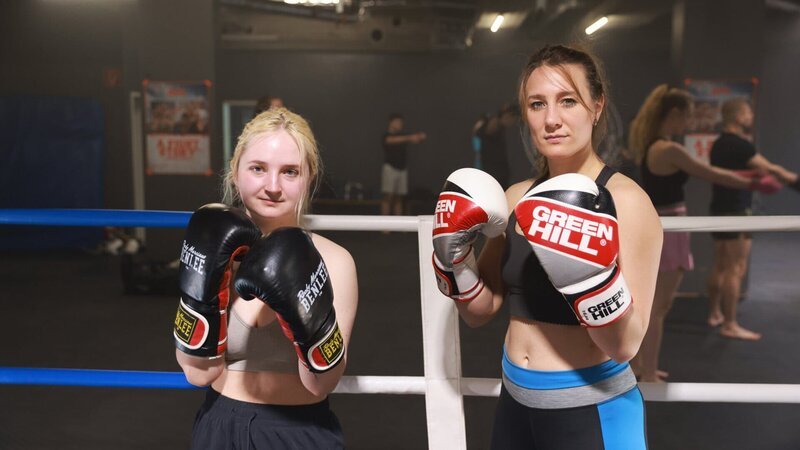 Protagonistin Cara (l.) und Moderatorin Jasmina Neudecker (r.) – Bild: Max Leitmeier