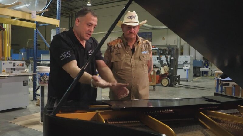 Wayde King talks to a client about the piano. – Bild: Warner Bros. Discovery