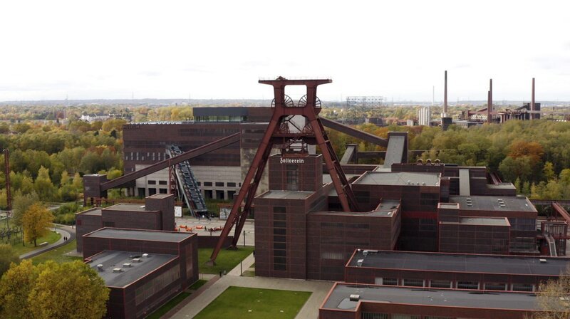 Der Doppelblock-Förderturm der Essener Zeche Zollverein wurde zum Wahrzeichen der Steinkohleförderung im Ruhrgebiet. – Bild: phoenix/​ZDF/​Marc Riemer