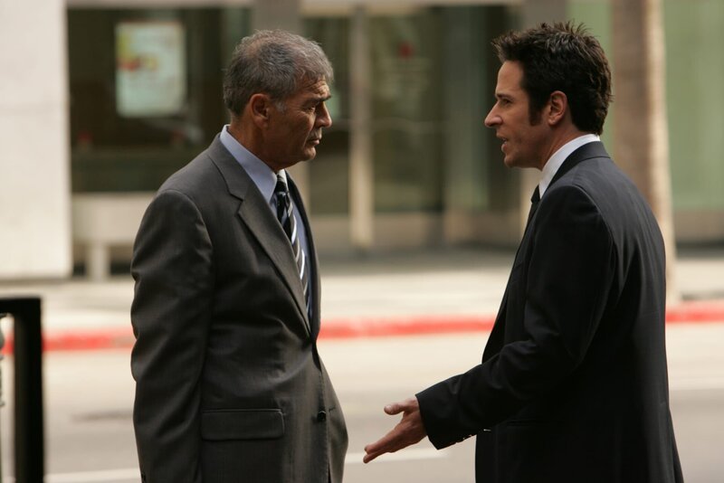 Gemeinsam versuchen sie einen neuen komplizierten Fall zu lösen: Jon (Rob Morrow, r.) und Thomas Larson (Robert Forster, l.) … – Bild: Paramount Network Television Lizenzbild frei