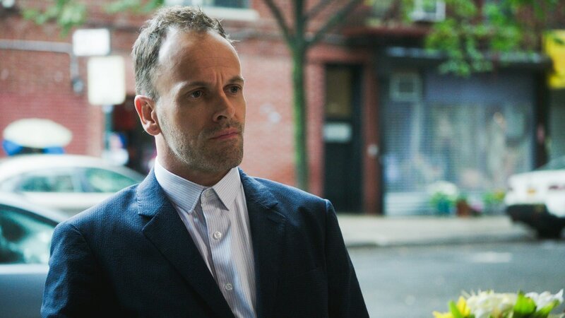 Sherlock Holmes (Jonny Lee Miller) – Bild: 2018 CBS Broadcasting, Inc. All Rights Reserved. Lizenzbild frei