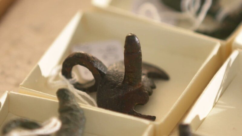 Die vermeintliche Dominanz der Männlichkeit zeigt sich in Phallusdarstellungen. – Bild: ZDF