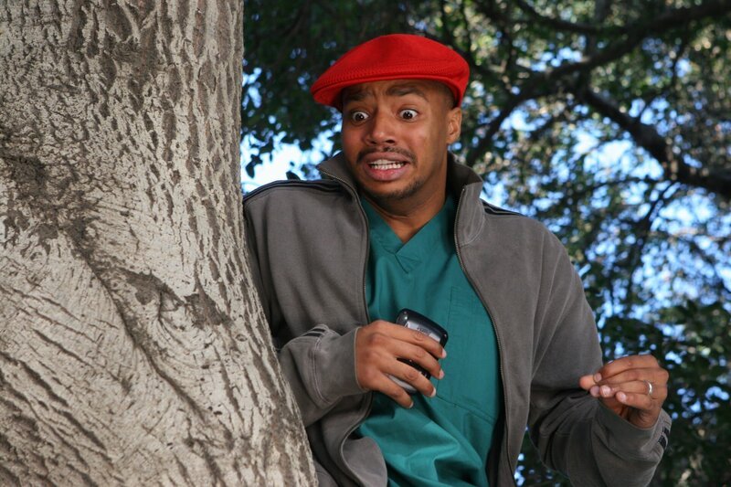 Gemeinsam mit J.D. versucht Turk (Donald Faison), Mr. Sutton die Leviten zu lesen, da er sich weigerte J.D. den gebührenden Dank für die Rettung seines Lebens auszusprechen … – Bild: Touchstone Television Lizenzbild frei