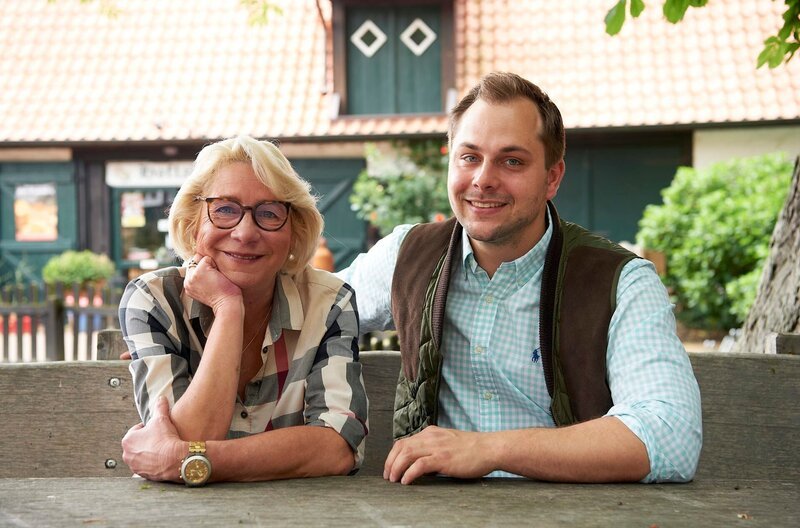 Henner Erpenbeck (r) mit seiner Mutter Freya Erpenbeck. – Bild: WDR/​Melanie Grande