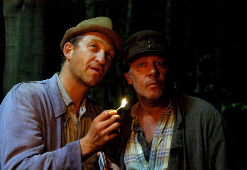 Brakelmann (Jan Fedder) und Adsche (Peter-Heinrich Brix) haben sich im Wald verlaufen und schlagen ein Nachtlager auf. – Bild: NDR/​Nicolas Maack