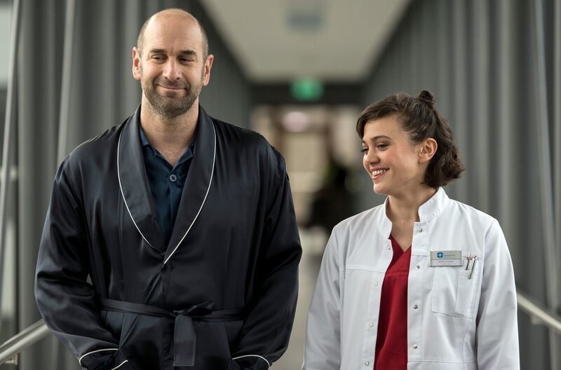 Rebecca (Milena Straube, r.) plaudert sehr angenehm mit Jürgen Wimmer (Urs Jucker, l.). – Bild: ARD/​Jens Ulrich Koch