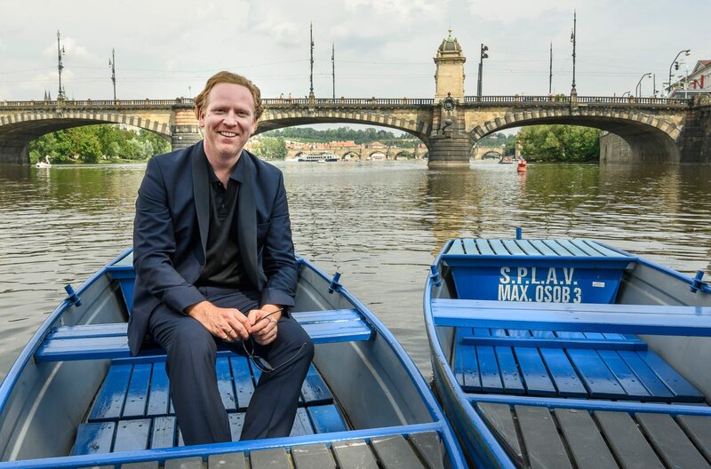 Hope for Prague – Bild: Petra Hajská /​ Daniel Hope wird gemeinsam mit dem Epoque Orchestra auf einer schwimmenden Insel auf der Moldau die Konzertsaison in Prag einleiten.