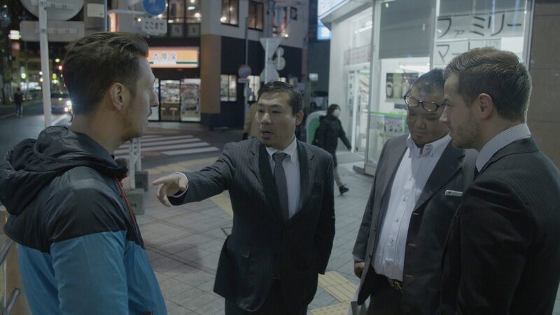 Ob japanische Mafia-Mitglieder, Gang-Bosse in El Salvador oder Goldgräber in Brasilien. In seiner Doku-Reihe „Uncovered“ greift Journalist Thilo Mischke (l.) Themen auf, die sich auf und neben dem Grat des Erlaubten bewegen .. – Bild: ProSieben Eigenproduktionsbild frei