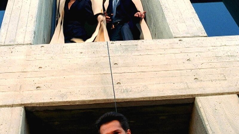 Hat das Aktiengeschäft Börsentycoon Jammer (Rick Pasqualone, unten) das Genick gebrochen? Stella (Melina Kanakaredes) und Don (Eddie Cahill) glauben nicht an einen Selbstmord. – Bild: MG RTL D /​ CBS