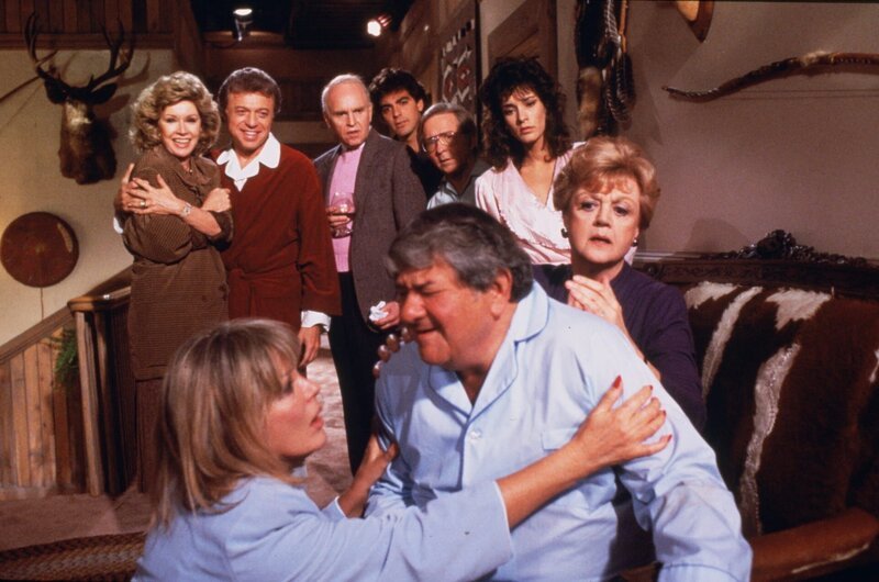 Jessica Fletcher (Angela Lansbury, r.) ist zur Verlobungsfeier von Kip Howard (George Clooney, hinten 4.v.l.) und Corrie eingeladen und findet sich plötzlich Mitten in einer Familienfehde wieder ? – Bild: Turner /​ Murder she wrote © 1984 Universal City Studios LLLP. All Rights Reserved.