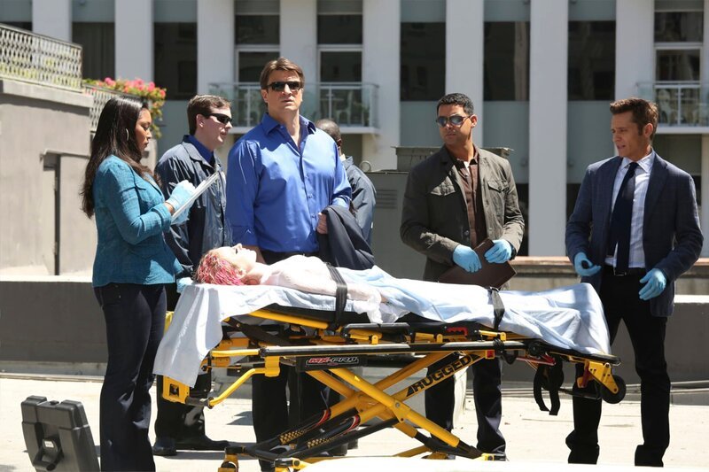 In einem Wassertank wird die Leiche einer jungen Frau gefunden. Lanie Parish (Tamala Jones, l.), Castle (Nathan Fillion. 3.v.l.), Esposito (Jon Huertas, 2.v.r.) und Ryan (Seamus Dever, r.) übernehmen den Fall … – Bild: Universal TV