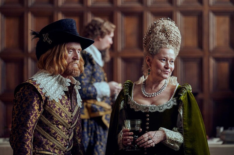 l-r: King James I (Tony Curran), Queen Anne (Trine Dyrholming) – Bild: Rory Mulvey /​ Sky Studios /​ Die Verwendung ist nur bei redaktioneller Berichterstattung im Rahmen einer Programmank¸ndigung ab 2 Monate vor der ersten Auss /​ © 2024 Sky Studios Limited