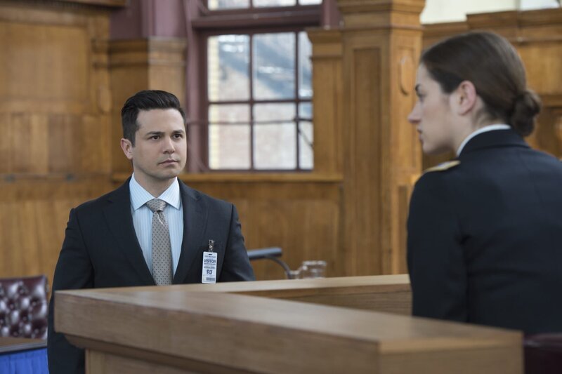 Pictured L-R: Freddy Rodriguez as Benny Benny Colón and Holly Curran as Lt. Tamsin Dale – Bild: 2016 CBS Broadcasting, Inc. All Rights Reserved Lizenzbild frei