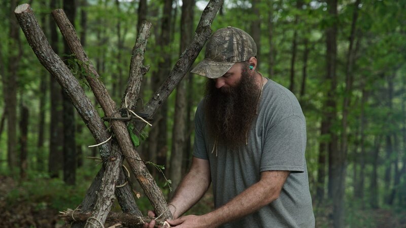 Matt Raney build a structure on which he will smoke the fish he caught that day. – Bild: Discovery Communications