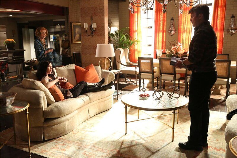 CASTLE – „The Time of Our Lives“ -- A murder investigation launches Castle into what seems to be an alternate universe where he’s never met Kate Beckett. Castle has to convince Beckett, Esposito and Ryan -- now complete strangers -- to let him participate in their investigation so he can find his way back to his own world. This inspires Castle & Beckett to finally take a trip to the altar, on „Castle,“ MONDAY, NOVEMBER 10 (10:01–11:00 p.m., ET) on the ABC Television Network. (ABC/​Adam Taylor) MOLLY QUINN, SUSAN SULLIVAN, NATHAN FILLION – Bild: 2014 ABC Studios ©UNIVERSAL CHANNEL Photocredit Mandatory, Editorial Use Only, NO archive, NO Resale /​ Adam Taylor
