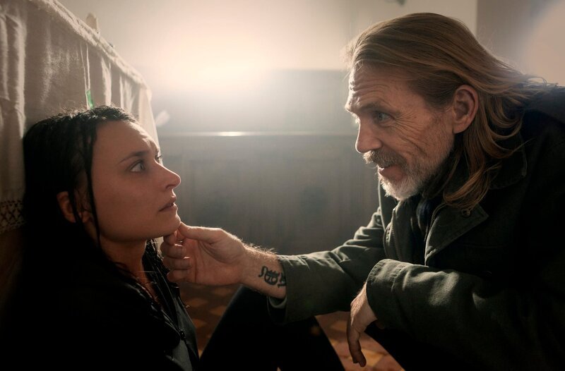 Helena Brant (Josefin Asplund) und Carol (Richard Brake) – Bild: WDR/​Thomas Toti