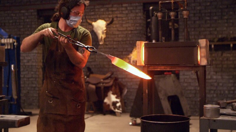 Der Kandidat hält ein glühendes Schwert – Bild: libuk /​ © THE HISTORY CHANNEL /​ A+E Nnetworks