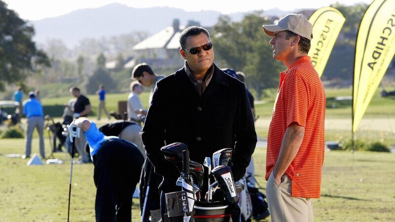 Ray Langston (Laurence Fishburne, l.) vernimmt im Mordfall der Golflegende Huntley den von Huntley gefeuerten Caddy John Dudek (Steven Eckholdt), der behauptet, keine Rachegefühle für seinen Ex-Chef gehabt zu haben. – Bild: RTL /​ CBS