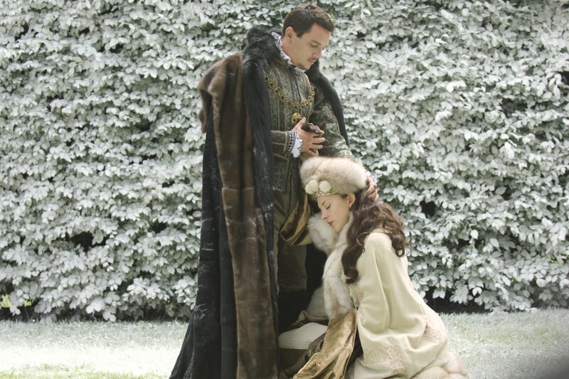 Sie will mehr sein, als nur seine Mätresse: Die hübsche Anne Boleyn (Natalie Dormer, r.) buhlt um die Gunst von König Henry VIII. (Jonathan Rhys Meyers, l.) – und ringt ihm sogar ein Eheversprechen ab … – Bild: port.hu