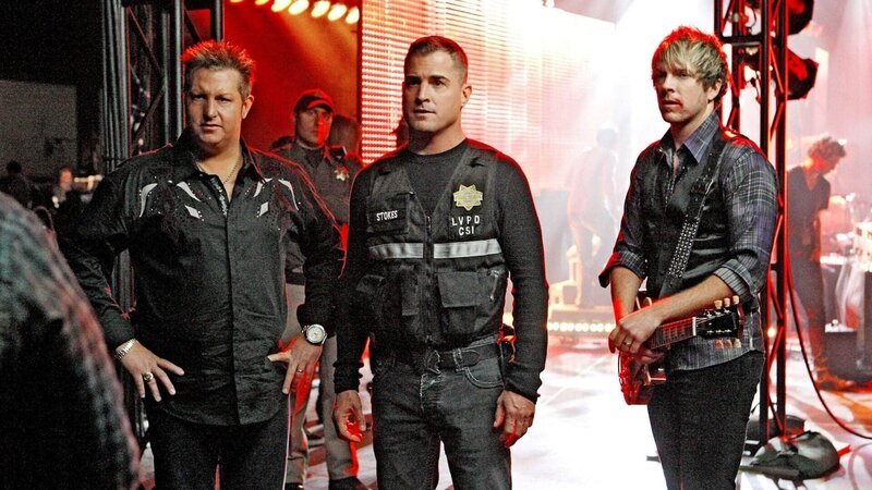 Nick (George Eads, Mi.) befragt die Bandmitglieder der „Rascal Flatts“, Gary Levox (li.) und Joe Don Rooney (re.), um herauszufinden, ob es sich bei dem Stromschlag, dem ihr Bassist zum Opfer gefallen ist, um einen Unfall oder einen gezielten Anschlag handelt. – Bild: MG RTL D /​ CBS