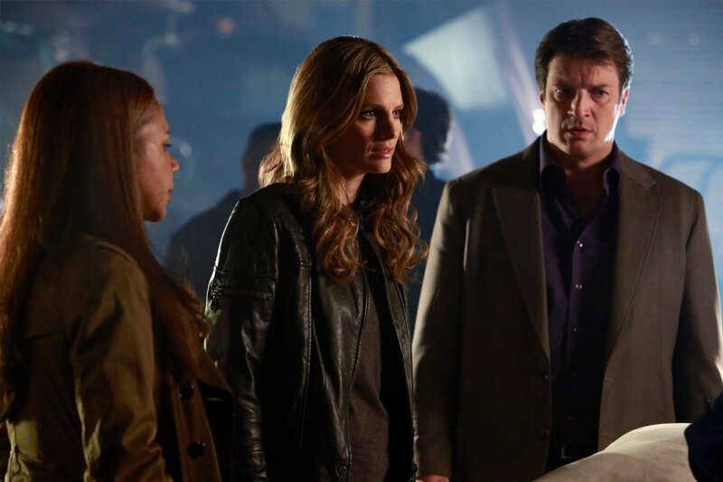 Sie wollen herausfinden, wer Becketts (Stana Katic, M.) Mutter ermordet hat: Beckett, Castle (Nathan Fillion, r.) und Gates (Penny Johnson Jerald, l.) … – Bild: ABC Studios, UNIVERSAL CHANNEL