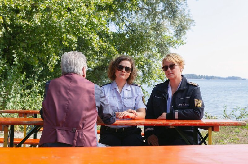 Nele Fehrenbach (Floriane Daniel, r.) und Julia Demmler (Wendy Güntensperger, M.) warnen den Vereinsvorsitzenden Uli Albrecht (Bernd Tauber, l.), auf eigene Faust zu ermitteln. – Bild: BR Fernsehen