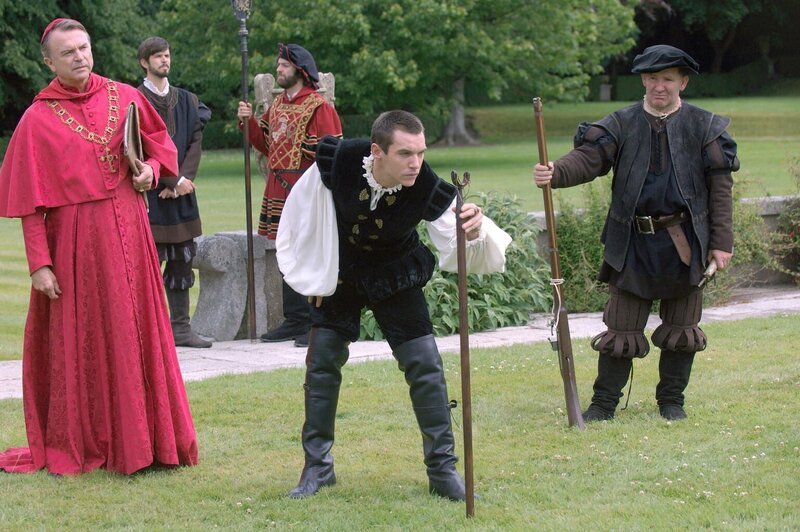 Wie auf der Jagd, so auch im Leben: Kardinal Thomas Wolsey (Sam Neill, l.) unterstützt seinen Freund König Henry VIII. (Jonathan Rhys Meyers, M.). Doch dann kommen dem Monarchen Zweifel an der Integrität seines langjährigen Vertrauten … – Bild: AXN White