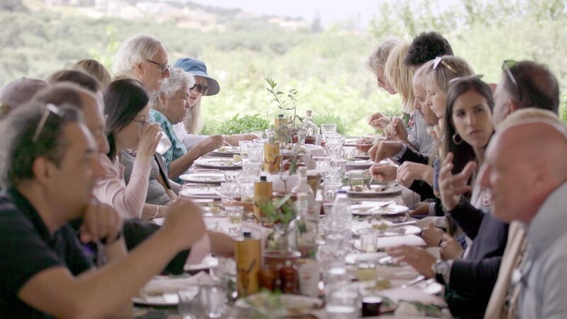 Die Ernährung wirkt sich wesentlich auf den menschlichen Körper aus. Als besonders gesund gilt die Mittelmeerküche, die hauptsächlich auf pflanzlichen Nahrungsmitteln wie Gemüse, Getreide, Nüssen, Hülsenfrüchten und Obst basiert. – Bild: ORF/​First Hand Films