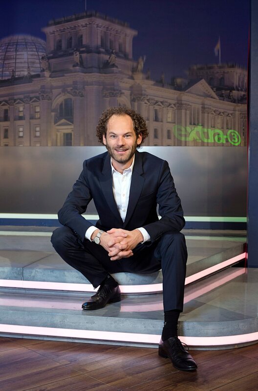 Moderator Maxi Schafroth. – Bild: NDR/​Thomas Pritschet