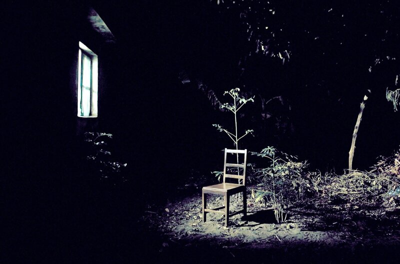 Selbst nachts riecht es nach Schießpulver – Bild: Inadelso Cossa /​ Inadelso Cossa geht in seinem Dokumentarfilm der komplexen Geschichte Mosambiks auf den Grund: Eindrücklich experimentiert er mit filmischen Mitteln, um persönliche und kollektive Erinnerungen sinnlich erfahrbar zu  …