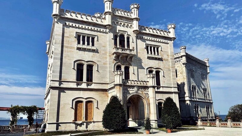 Erbaut von Erzherzog Maximilian von Österreich: Schloss Miramare bei Triest. – Bild: ORF/GS FILM Erbaut von Erzherzog Maximilian von Österreich: Schloss Miramare bei Triest. – Bild: ORF/GS FILM