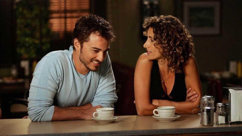 Detective Stella Bonasera (Melina Kanakaredes) wird von Drew Bedford (Kerr Smith) angeflirtet, als sie den Tod eines Tauchlehrers untersucht. – Bild: MG RTL D /​ CBS Entertainment Inc.