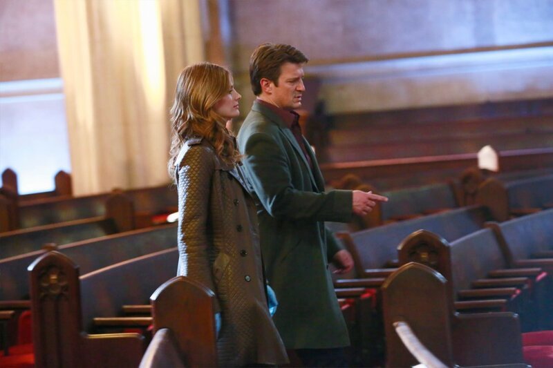Ihr neuer Fall führt Castle (Nathan Fillion, r.) und Beckett (Stana Katic, l.) in eine Kirche, in der sich eine äußerst dubiose Geschichte zugetragen hat … – Bild: ABC Studios