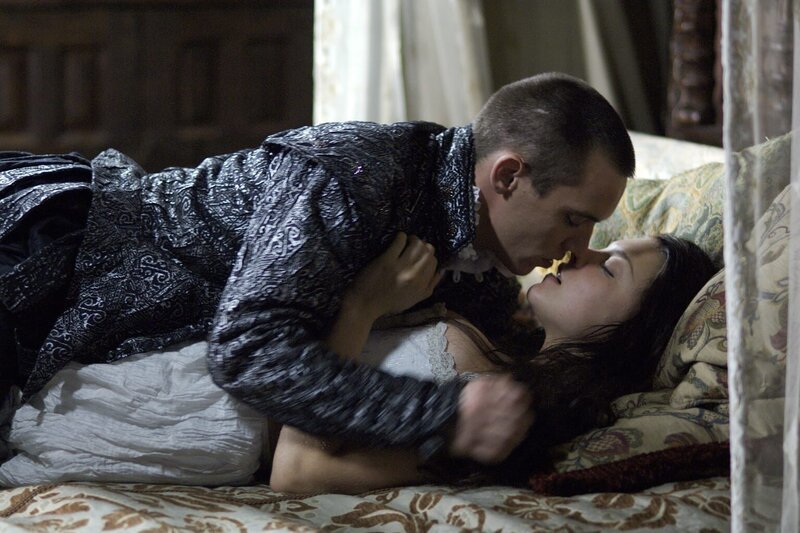 Mit viel gekünsteltem Zaudern gelingt es Anne Boleyn (Natalie Dormer, unten), dem König (Jonathan Rhys Meyers, oben) ein Eheversprechen abzuringen. Doch zunächst muss der Papst seine Zustimmung zur Scheidung geben … – Bild: AXN White