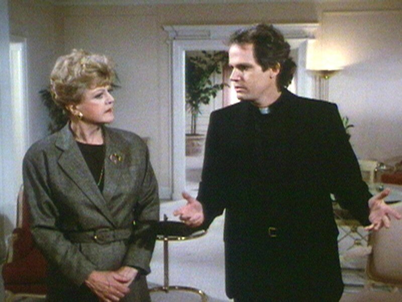 Jessica (Angela Lansbury) bekommt Besuch von einem Priester (Cliff De Young), der sich bald darauf als CIA-Agent entpuppt. – Bild: Warner TV Serie