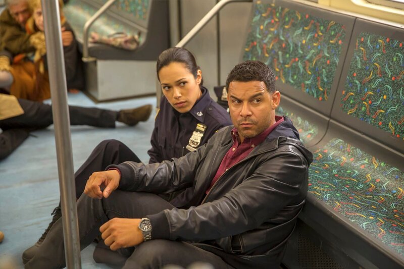 Werden als Geiseln in einer U-Bahn festgehalten: Detective Esposito (Jon Huertas, r.) und Officer Marisa Aragon (Jessica Camacho, l.) … – Bild: 2014 ABC Studios ©UNIVERSAL CHANNEL Photocredit Mandatory, Editorial Use Only, NO archive, NO Resale /​ Ron Batzdorff