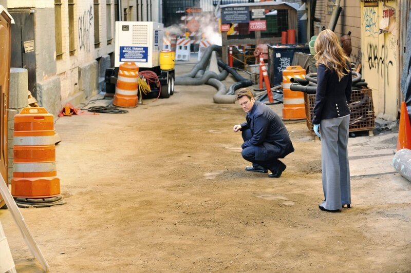 Ein besonders großer Fußabdruck neben einer Leiche gibt Castle (Nathan Fillion, l.) und Beckett (Stana Katic, r.) Rätsel auf … – Bild: Universal TV