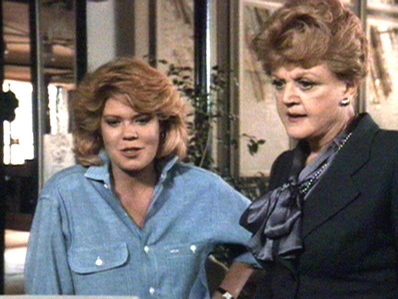 Jessica Fletcher (Angela Lansbury, r.) und Denise (Norris Christopher) versuchen den Mord an einem berühmten Kritiker aufzuklären. – Bild: Warner TV Serie