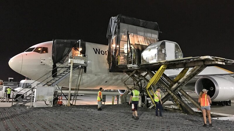 Mehrere Supervisor sind nachts im Dienst, um das schnellstmögliche Be- und Entladen der Frachtflugzeuge zu koordinieren. – Bild: Maximus Film GmbH