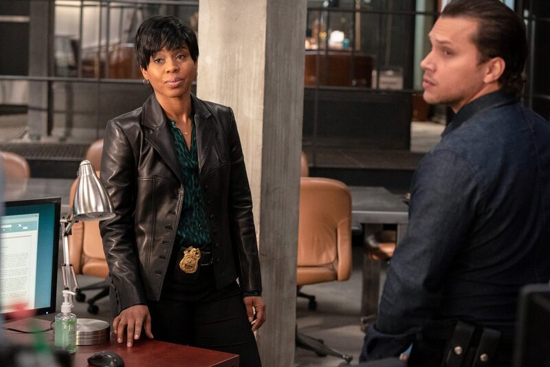 L-R: Sergeant Ayanna Bell (Danielle Moné Truitt), Detective Diego Morales (Michael Rivera) – Bild: NBC /​ Universal /​ Die Verwendung ist nur bei redaktioneller Berichterstattung im Rahmen einer Programmankündigung ab 2 Monate vor der ersten Auss /​ © 2021 Universal Television LLC. All rights reserved.