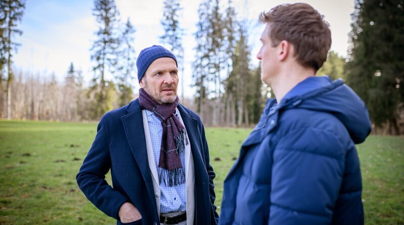 Markus (Timo Ben Schöfer, l.) bringt Vincent (Martin Walde, r.) auf den Gedanken, dass Philipp auch hinter den Problemen mit Vincents Approbation stecken könnte. – Bild: ARD/​WDR/​Christof Arnold