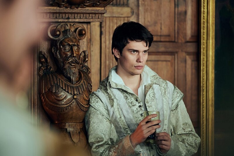 Nicholas Galitzine als George Villiers, 1st Duke of Buckingham – Bild: SKY UK /​ AMC /​ Die Verwendung ist nur bei redaktioneller Berichterstattung im Rahmen einer Programmank¸ndigung ab 2 Monate vor der ersten Auss /​ © Sky Studios/​AMC