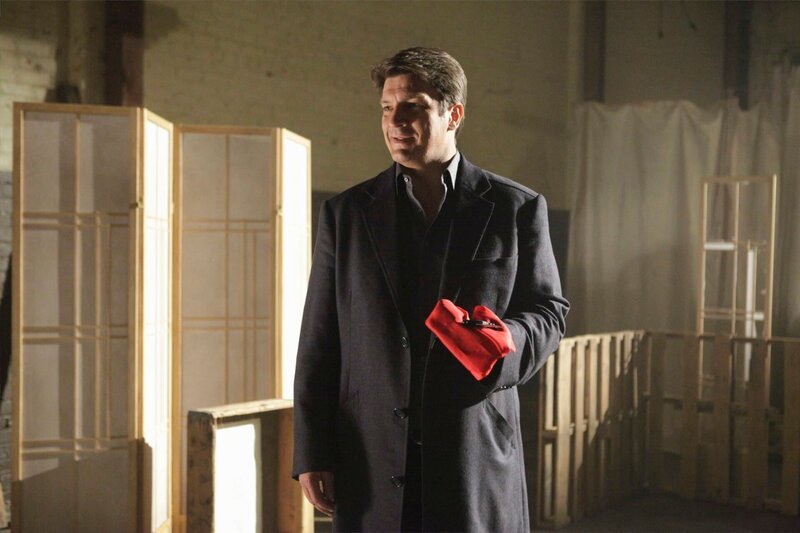 Eine japanische Balletttänzerin wird unter mysteriösen Umständen getötet. Bei den Ermittlungen stoßen Beckett und Castle (Nathan Fillion) auf einen Dolch, der womöglich die Tatwaffe ist … – Bild: ABC Studios /​ UNIVERSAL CHANNEL